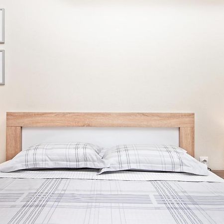 Apartments Isja Тиват Екстериор снимка