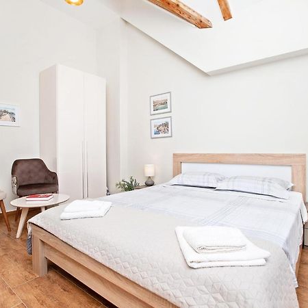Apartments Isja Тиват Екстериор снимка