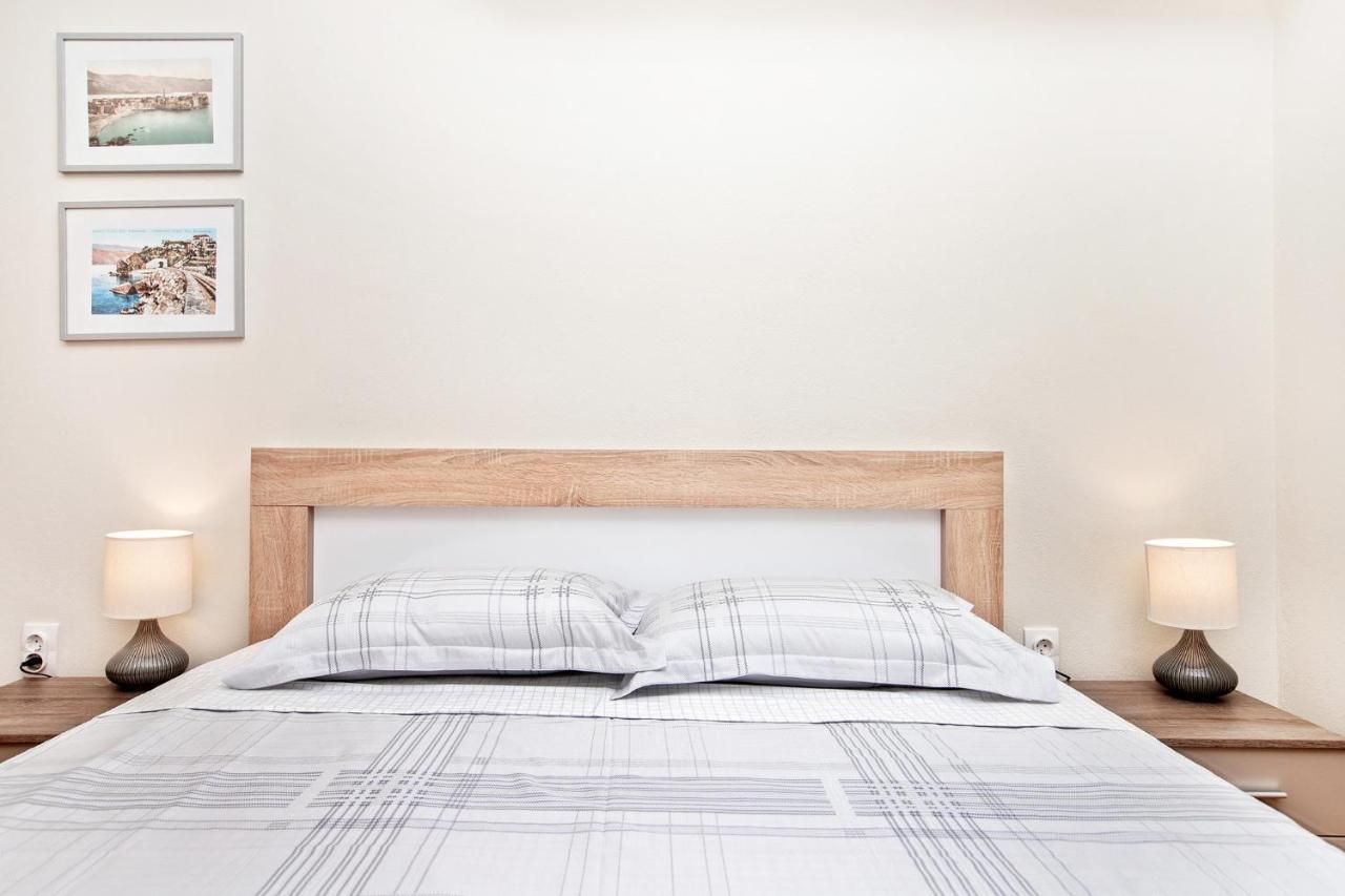 Apartments Isja Тиват Екстериор снимка