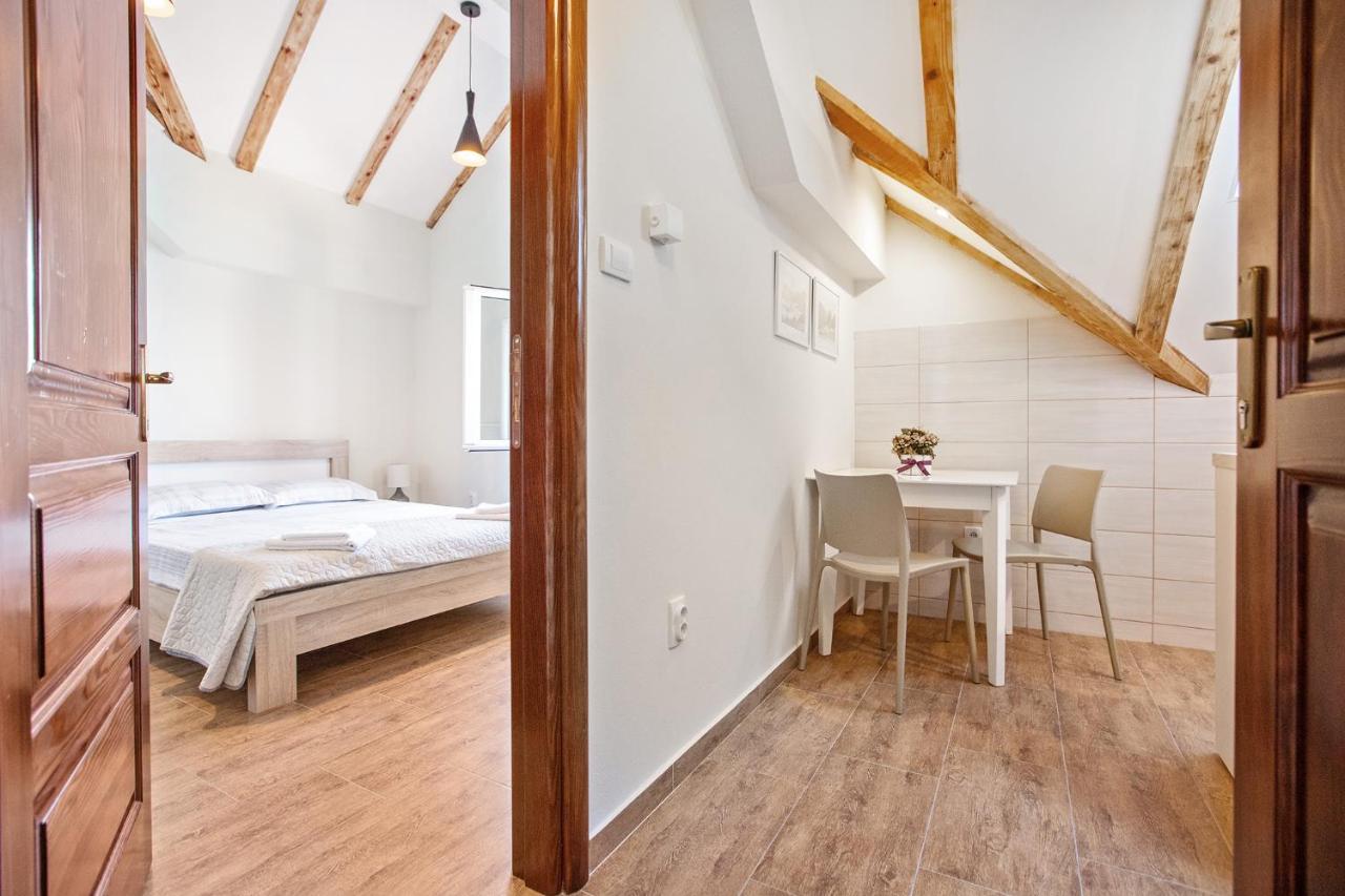 Apartments Isja Тиват Екстериор снимка