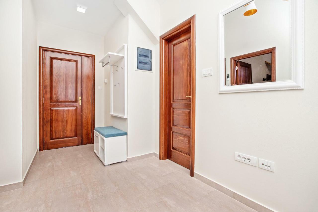 Apartments Isja Тиват Екстериор снимка