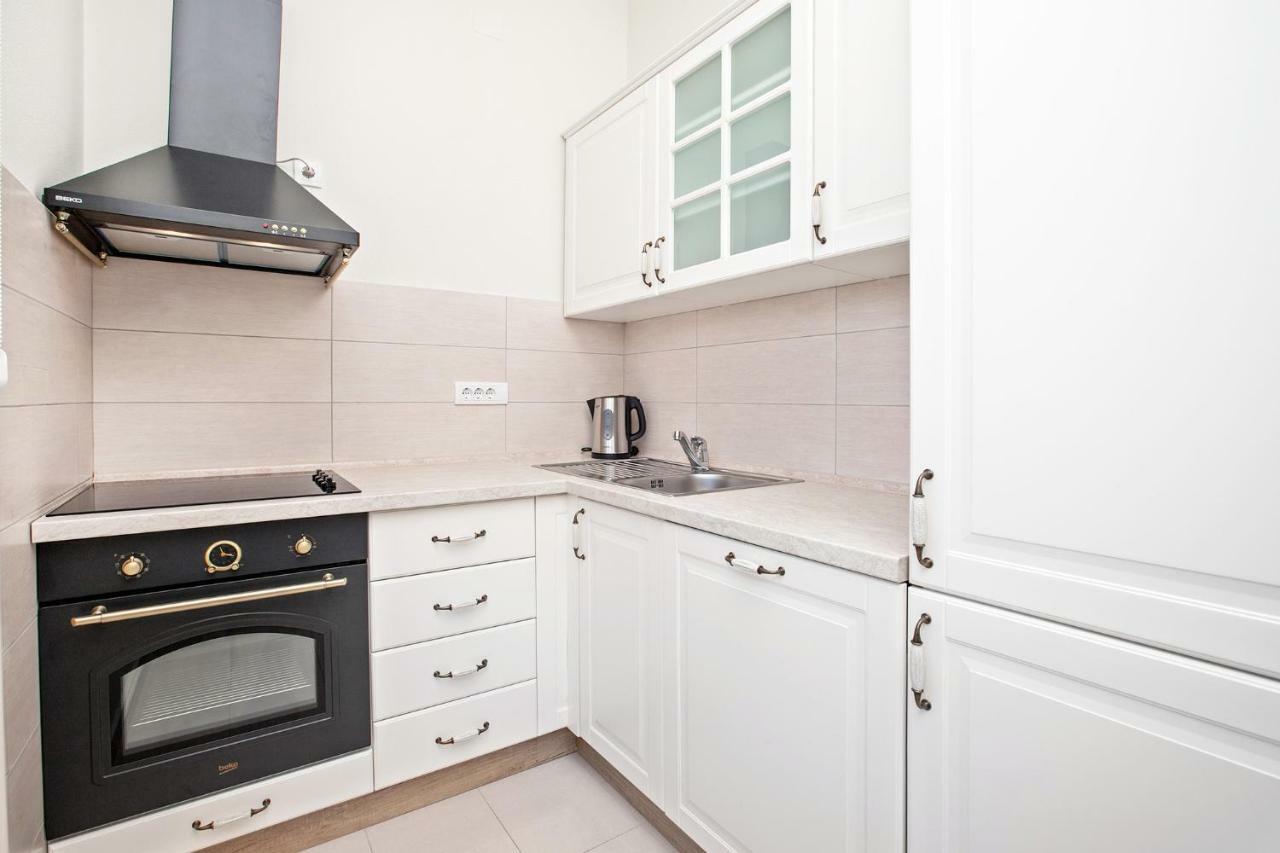 Apartments Isja Тиват Екстериор снимка