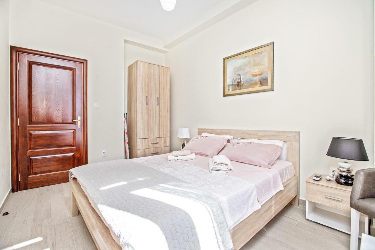 Apartments Isja Тиват Екстериор снимка