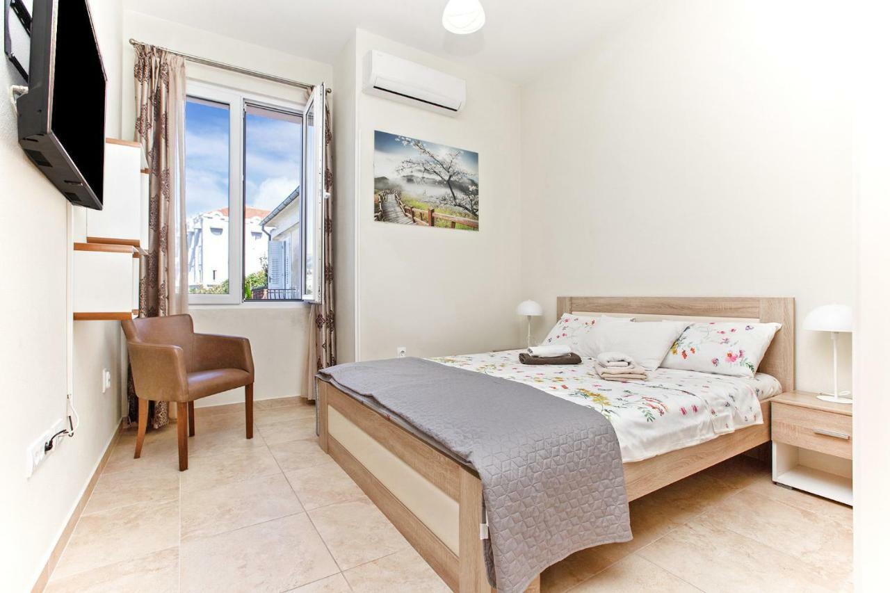 Apartments Isja Тиват Екстериор снимка